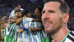 MESSI. 월드컵 경기 후 기뻐하며 서로 껴안고 있는 아르헨티나 축구 대표팀과 감격한 표정의 메시.