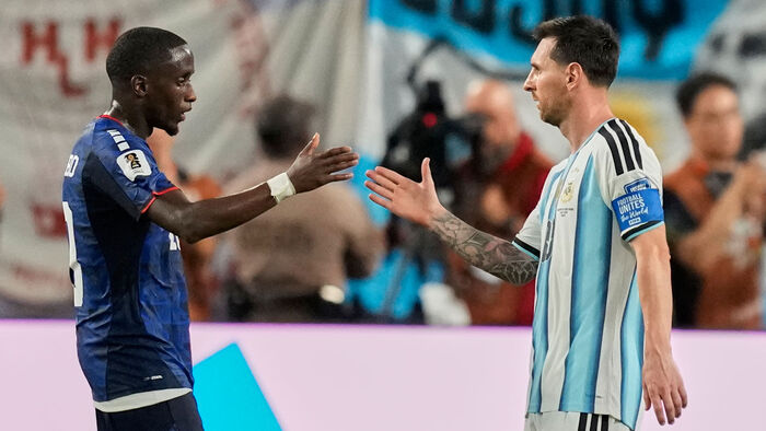 Messi greeting a Cape Verde player after the match (Photo: AP, Yonhap News)