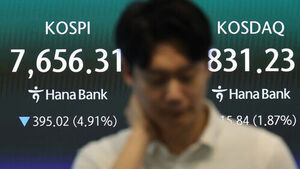 코스피, 4.9% 급락 7,600선&hellip;코스닥도 올해 최저치
