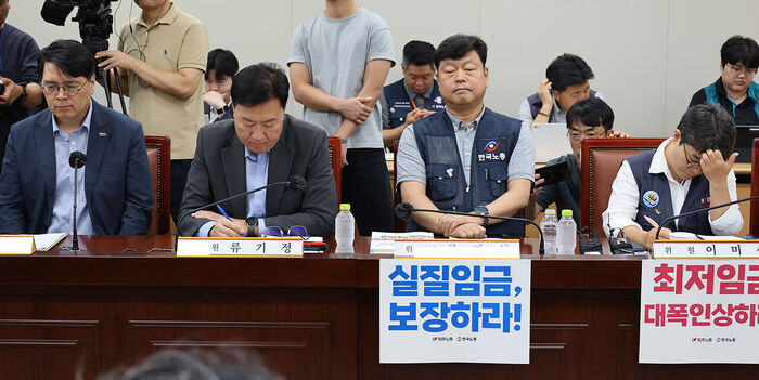 Labor and management representatives listen to the public interest commissioners at the 12th plenary session of the Minimum Wage Commission held at the Government Complex Sejong on the 7th. (Photo: Yonhap News)