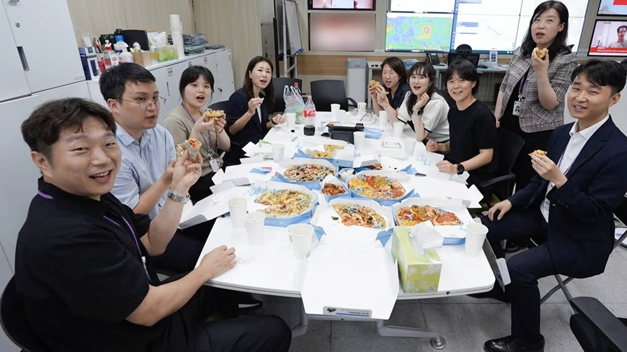 이재명 대통령, 중동 대응 외교부 직원들에 '격려 피자'…조현 "큰 격려 감사"