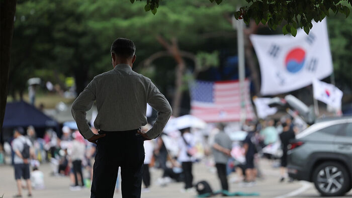 6·3 지방선거 투표용지 부족 사태로 인한 '개표소 봉쇄 시위'가 계속되고 있는 5일 서울 송파구 올림픽공원 핸드볼경기장 앞에서 참가자들이 오가고 있다. (사진=연합뉴스)