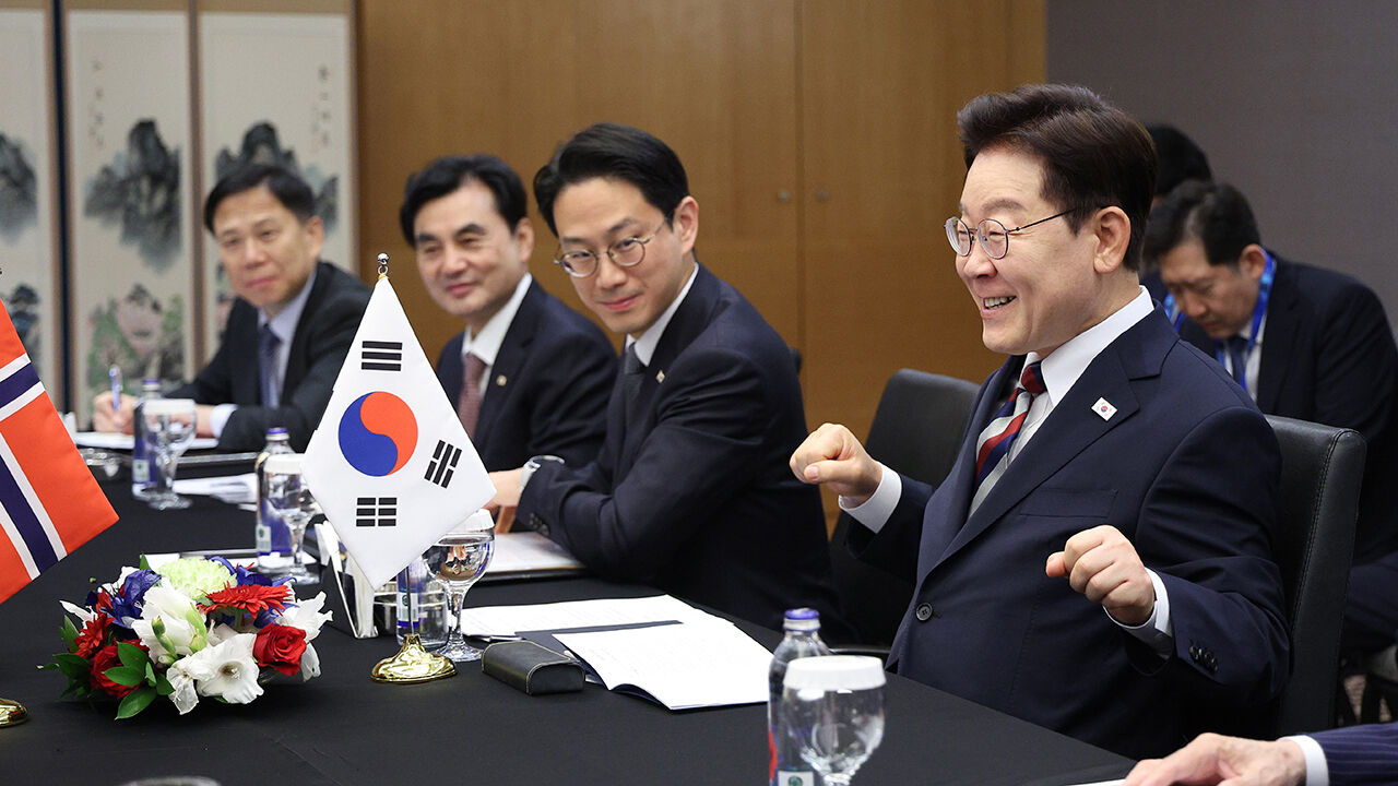 이재명 대통령이 현지 시간 8일 튀르키예 앙카라 한 호텔에서 열린 요나스 가르 스퇴르 노르웨이 총리와의 정상회담에서 발언 중 노르웨이 축구 대표팀의 '바이킹 노 젓기' 응원을 따라 하고 있다. (사진=연합뉴스)