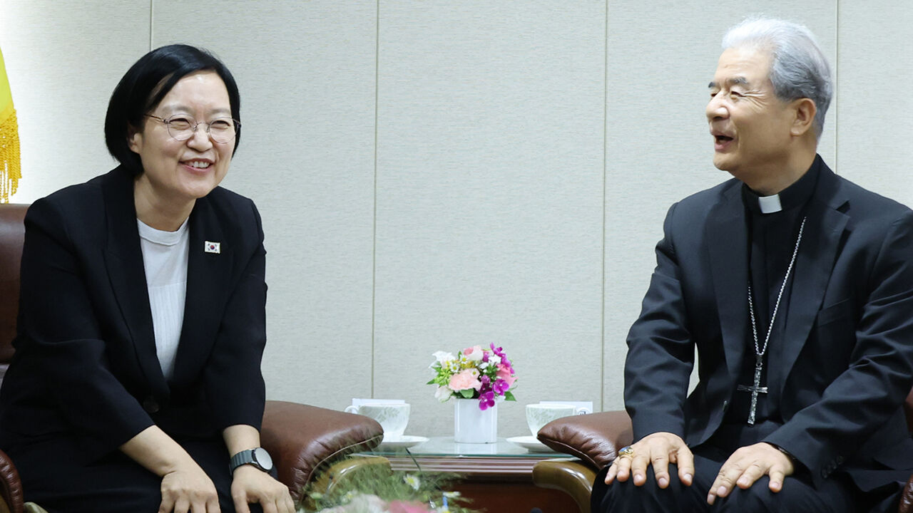 Prime Minister Han Seong-suk visits the Catholic Diocese of Suwon in Gyeonggi Province on the afternoon of July 8 and holds a meeting with Bishop Matthias Ri Iong-hoon, President of the Catholic Bishops' Conference of Korea. (Photo: Yonhap News)