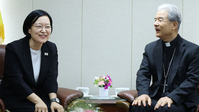 Prime Minister Han Seong-suk visits the Catholic Diocese of Suwon in Gyeonggi Province on the afternoon of July 8 and holds a meeting with Bishop Matthias Ri Iong-hoon, President of the Catholic Bishops' Conference of Korea. (Photo: Yonhap News)