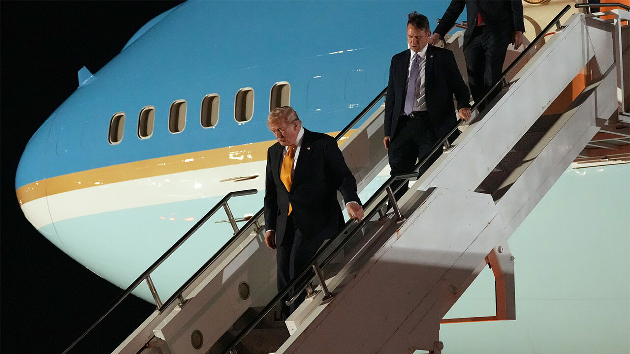 U.S. President Donald Trump arrives at RAF Mildenhall in the U.K. on July 8 (local time) after the NATO summit and disembarks from the older Air Force One to board the new one.