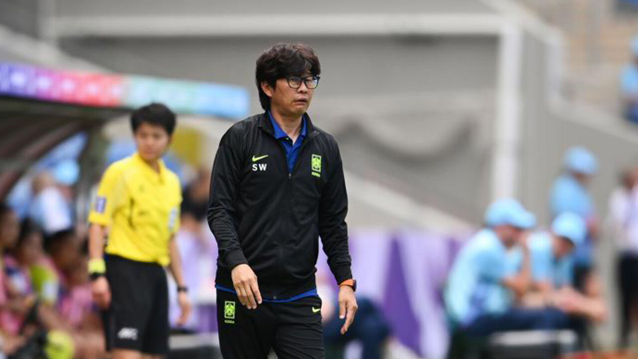 Head coach Shin Sang-woo watching the match against the Philippines