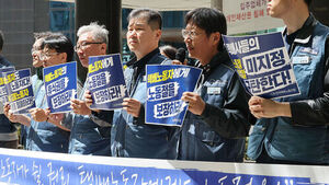 지난 4월 24일 서울 중구 서울지방고용노동청 앞에서 열린 '택배사 노동절 휴업일 미지정 규탄 및 특수고용노동자 차별 철폐 기자회견'에서 남희정 택배노조 CJ대한통운본부장이 발언하고 있다.