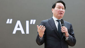 대한상공회의소 회장인 최태원 SK그룹 회장이 28일 국회의원회관에서 한중의원연맹이 연 '미&middot;중 AI 기술 패권 경쟁 속 대한민국 성장전략' 정책세미나에 참석해 강연하고 있다. (사진=연합뉴스)