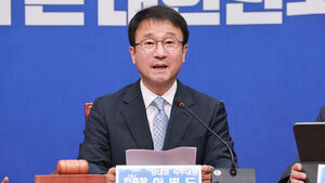 더불어민주당 한병도 대표 직무대행 겸 원내대표가 10일 국회에서 열린 최고위원회의에 참석해 발언하고 있다. (사진=연합뉴스)