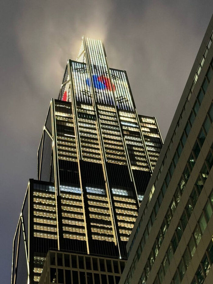 Taegeukgi lighting at '270 Park Avenue' in Manhattan, New York / Provided by SK Hynix (Photo: Yonhap News)