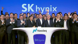 SK hynix, Nasdaq 로고가 있는 배경 앞에서 최태원 회장과 임직원들이 박수치며 환호하는 모습.