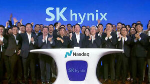SK hynix, Nasdaq 로고 배경으로 정장을 입은 사람들이 박수 치며 서 있는 모습.