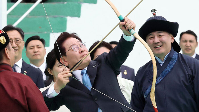 이 대통령, 몽골 '나담 축제' 참석&hellip;김 여사와 활쏘기 체험도