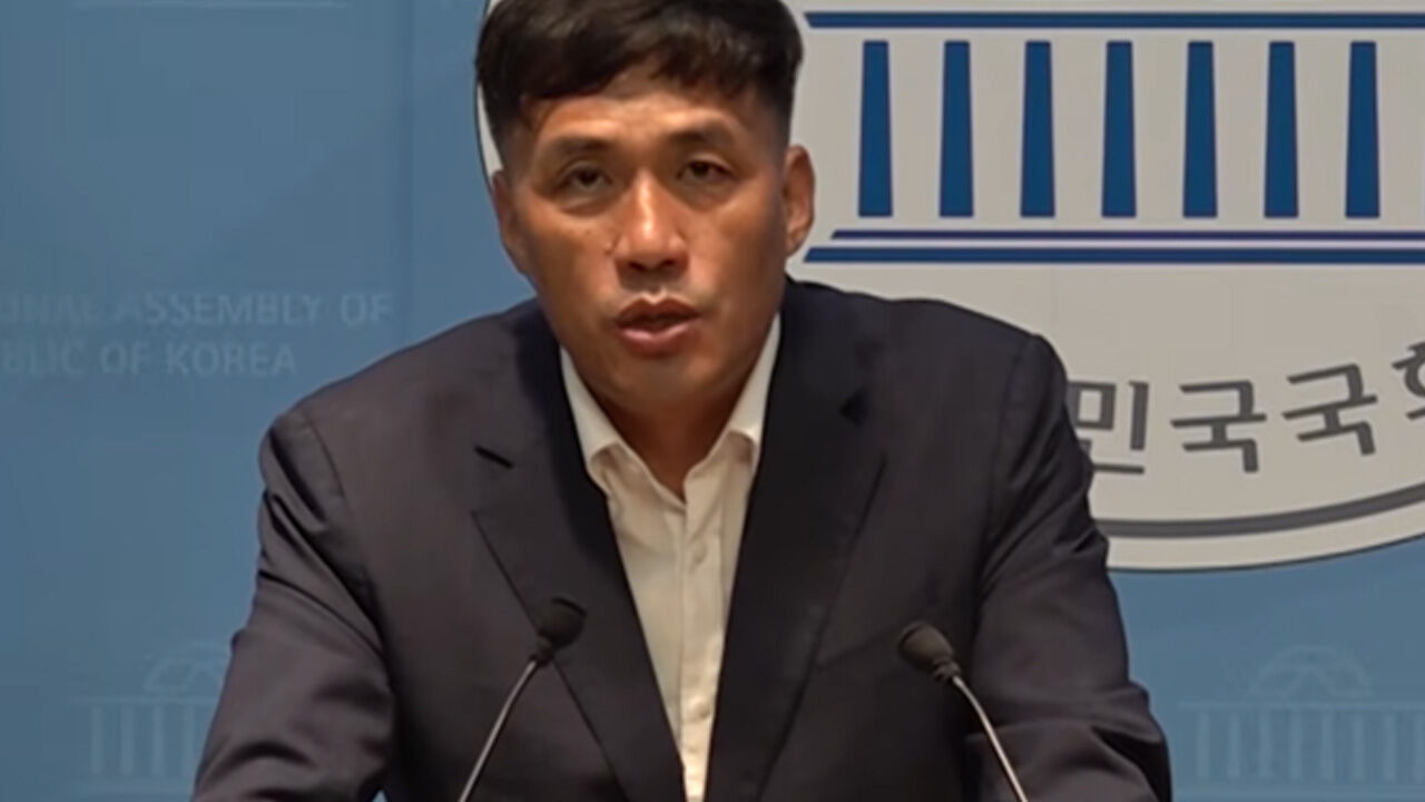 지난 6일, 국회에서 안규백 장관 병역 의혹 기자회견을 하는 김영수 전 해군 소령