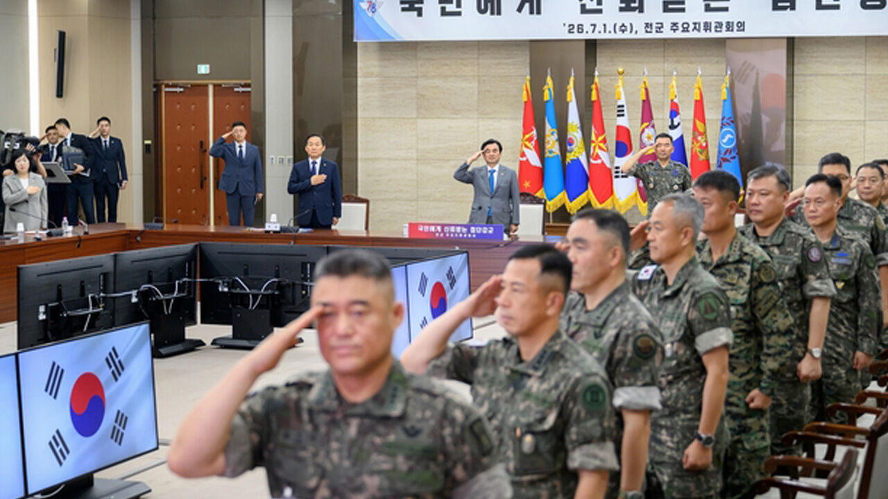 지난 1일, 전군주요지휘관회의에서 국민의례를 하고 있는 안규백 국방장관과 각군 장성들