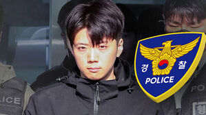 경찰 로고가 합성된 검은 옷의 남성 모습