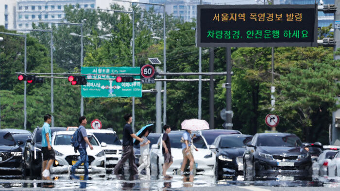 Heat haze rises from Yeoui-daero in Yeongdeungpo-gu, Seoul, on July 12, as the daytime temperature in Seoul reached 35°C (95°F). (Photo: Yonhap News)