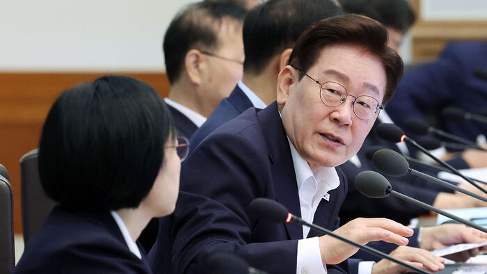 "총리님 집 20억 넘느냐"&hellip;이 대통령, 즉석 투표 부쳤다