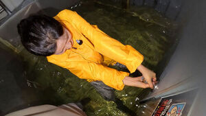When Water Reaches Your Knees, It Feels Like 110kg Against the Door: "Walk by Sliding Your Bare Feet"