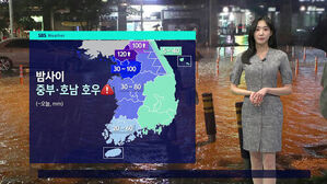 SBS Weather 밤사이 중부 호남 호우, 침수된 도로 배경의 기상캐스터와 지역별 강수량 지도.