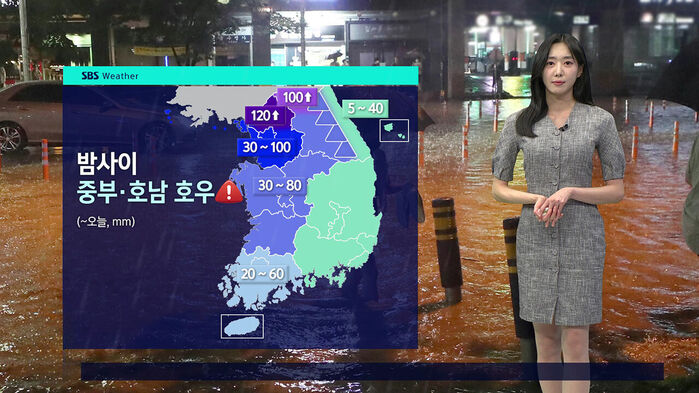 SBS Weather 밤사이 중부 호남 호우, 침수된 도로 배경의 기상캐스터와 지역별 강수량 지도.