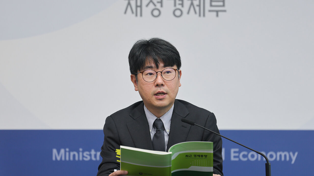 조성중 재정경제부 경제분석과장이 15일 정부세종청사에서 2026년 7월 최근 경제동향을 발표하고 있다.