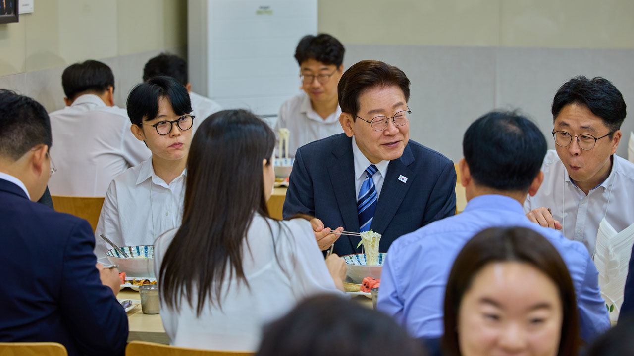 이 대통령, 청와대 직원들과 초복 맞이 콩국수 오찬…춘추관 방문도