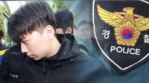경찰 마크와 함께 고개를 숙인 남성이 경찰관들에게 둘러싸여 이동하는 모습.