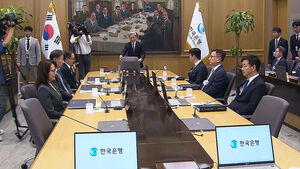 한은, 기준금리 3년 반 만에 0.25%p 인상&hellip;추가 인상 가능성도