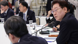 이 대통령 "특정 기업 표적? 개인정보보호 강화, 법과 방침 따른 것"