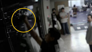 [단독] 문 잠그고 단 1명만&hellip;투표함 빼가자 '방치' (풀영상)