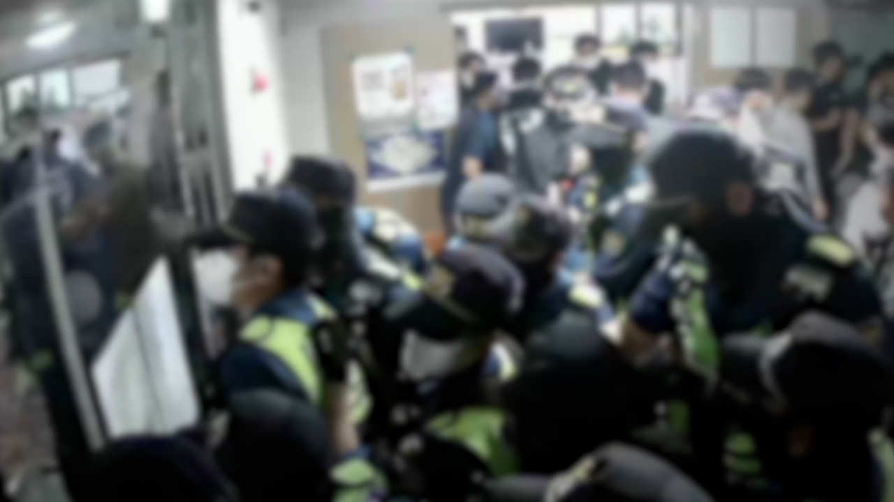 [단독] 투표소 문도 못 잠근 선관위…결국 '난입' 아수라장
