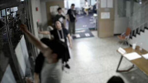 [단독] 항의 시민 몰리자 문 잠궈&hellip;'투표 연장'에 더 혼란