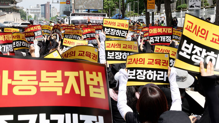 교사 숨진 지 8일 뒤였다&hellip;돌연 학대 신고 '담임 줄교체'