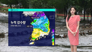 SBS Weather 누적 강수량 지도와 침수된 도로 앞에 서 있는 기상캐스터.