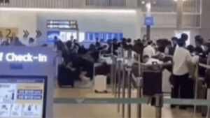 "AI 영상 아니야?"&hellip;인천공항 덮친 '집단 새치기'