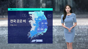 SBS Weather, 전국 곳곳 비 예보 지도와 기상캐스터. 지역별 강수량 5&sim;80mm 표시.