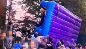 "아이들 튕겨나가고 깔렸다"&hellip;물놀이 중 넘어가 '아찔'