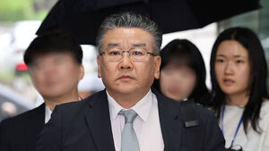 '관저 이전 봐주기 감사' 유병호 감사위원 구속심사&hellip;'묵묵부답'
