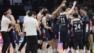 6일 고양 소노아레나에서 열린 2027 FIBA 월드컵 아시아 예선 1라운드 최종 6차전 한국-일본전에서 승리한 니콜라이스 마줄스 감독과 한국팀이 환호하고 있다.