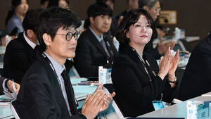 이해진 네이버 창업자 겸 이사회 의장(왼쪽)과 최수연 네이버 대표가 지난 1월 서울 중구 한국은행 콘퍼런스홀에서 열린 2026 한국은행ㆍ네이버 공동 AX 콘퍼런스에서 박수를 치고 있다.