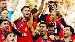 FIFA WORLD CUP 트로피를 들어 올리며 환호하는 스페인 축구 국가대표팀 선수들.
