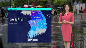 SBS Weather 중부 많은 비, 강수량 지도와 분홍색 원피스를 입은 기상캐스터.
