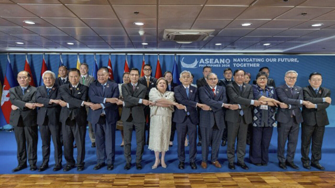 21∼23일 필리핀 마닐라에서 열리는 아세안(ASEAN·동남아시아국가연합) 외교장관회의에 참석하는 아세안 외교장관들이 지난 20일(현지시간) 사전행사에서 손을 맞잡은 모습.