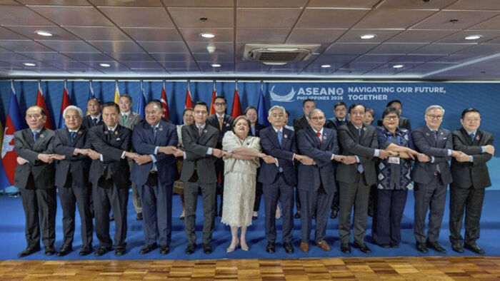 21∼23일 필리핀 마닐라에서 열리는 아세안(ASEAN·동남아시아국가연합) 외교장관회의에 참석하는 아세안 외교장관들이 지난 20일(현지시간) 사전행사에서 손을 맞잡은 모습.