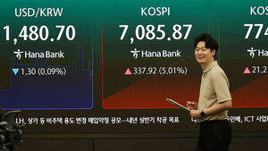 코스피가 22일 7,000선을 재탈환했다. 지수는 전 거래일 대비 304.14포인트(4.51%) 오른 7,052.09로 출발한 뒤 상승 폭을 확대하고 있다. 사진은 이날 서울 중구 하나은행 본점 딜링룸 모습.