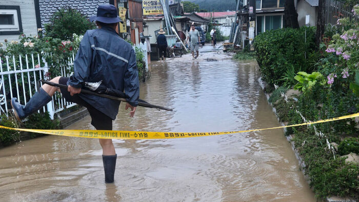 Floodwaters fill an alley in a residential area of Asan-ri, Yeongin-myeon, as torrential rains exceeding 60 millimeters per hour batter Asan, South Chungcheong Province, on the 22nd. (Photo provided by Asan City, Yonhap News)