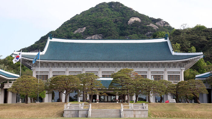 청와대 "제왕적 대통령제 한계 보완해야&hellip;내각제는 아냐"
