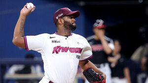 Kiwoom's Alcantara Exits Early Due to Elbow Pain During Game